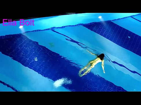 ❤️ Ik kin net ophâlde te sjen, jonge blonde fongen neaken swimmen yn ELLA BOLT resort pool Porno by wy ️❤